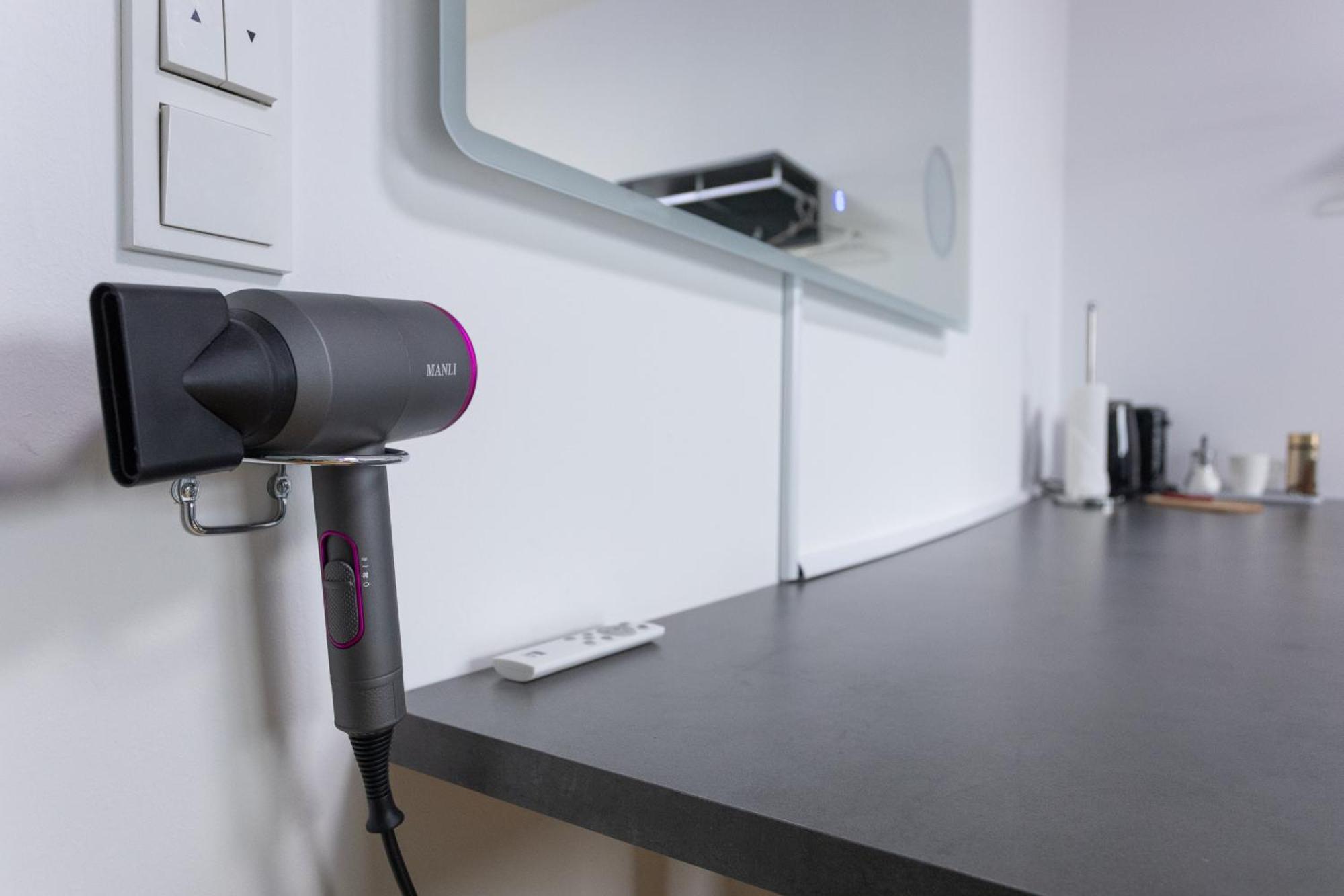 Private Room With Ac- Microwave, Personal Fridge & Metro Access - 7 Min To Center Wien Eksteriør bilde