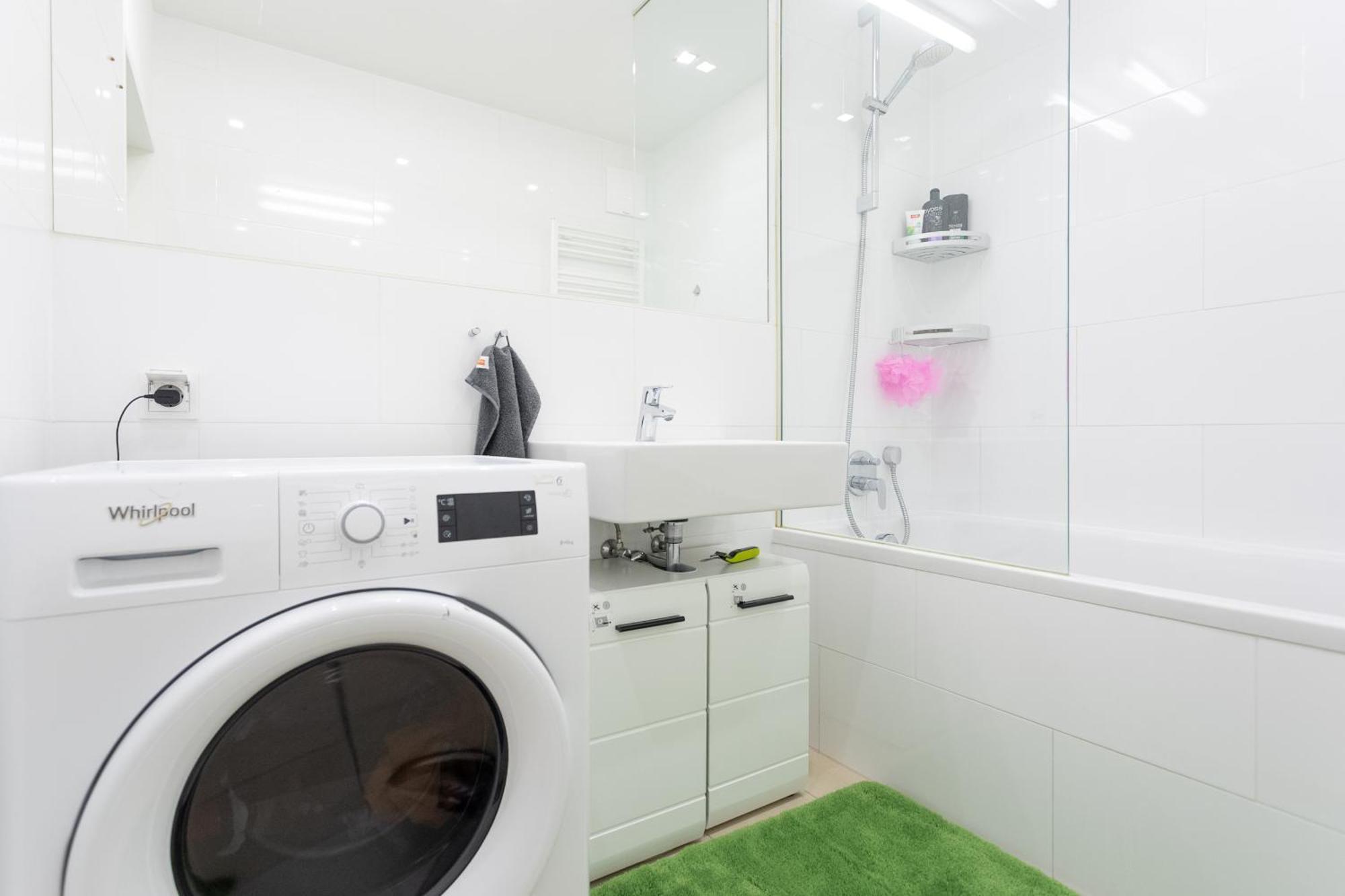 Private Room With Ac- Microwave, Personal Fridge & Metro Access - 7 Min To Center Wien Eksteriør bilde