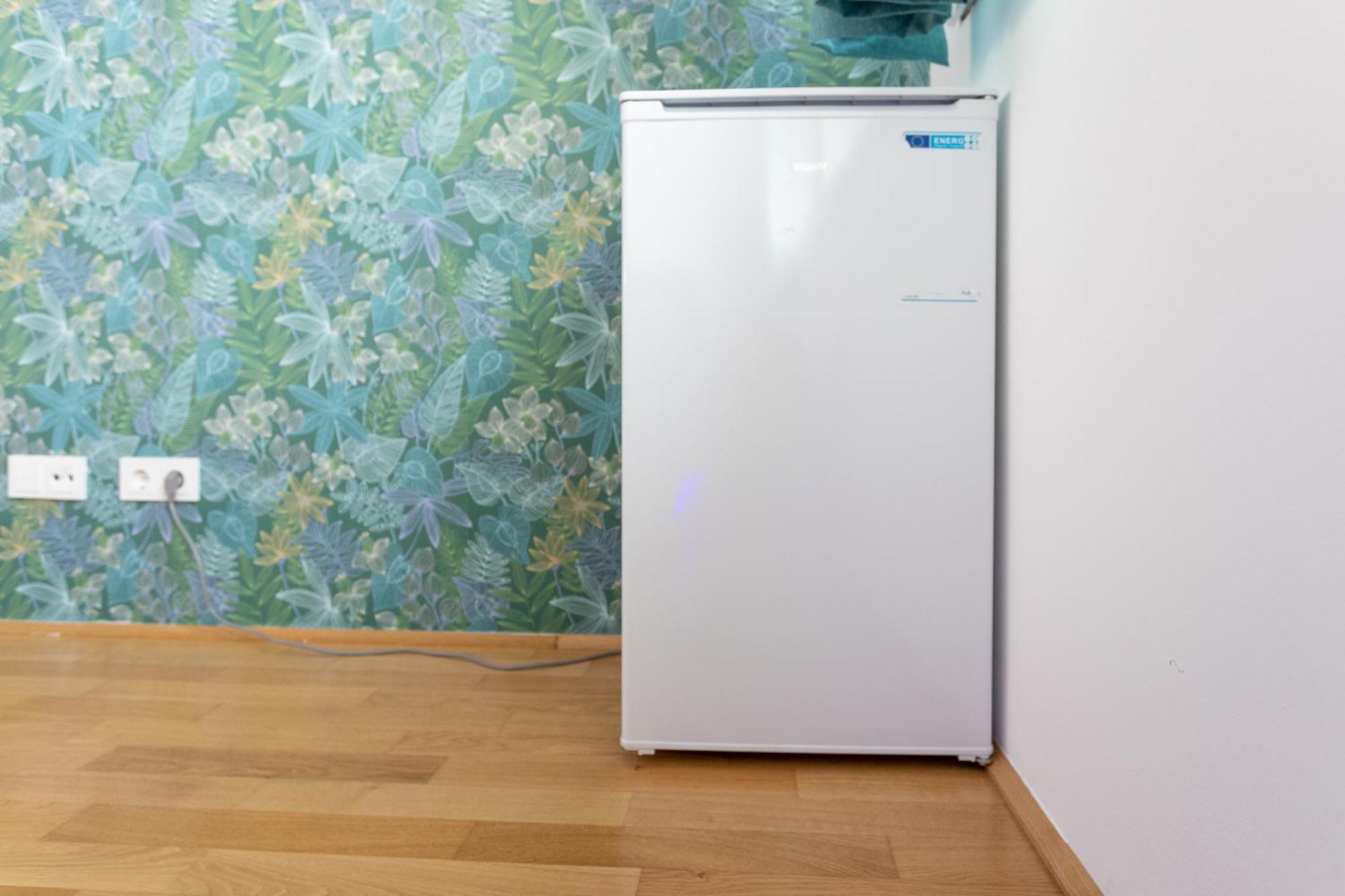 Private Room With Ac- Microwave, Personal Fridge & Metro Access - 7 Min To Center Wien Eksteriør bilde