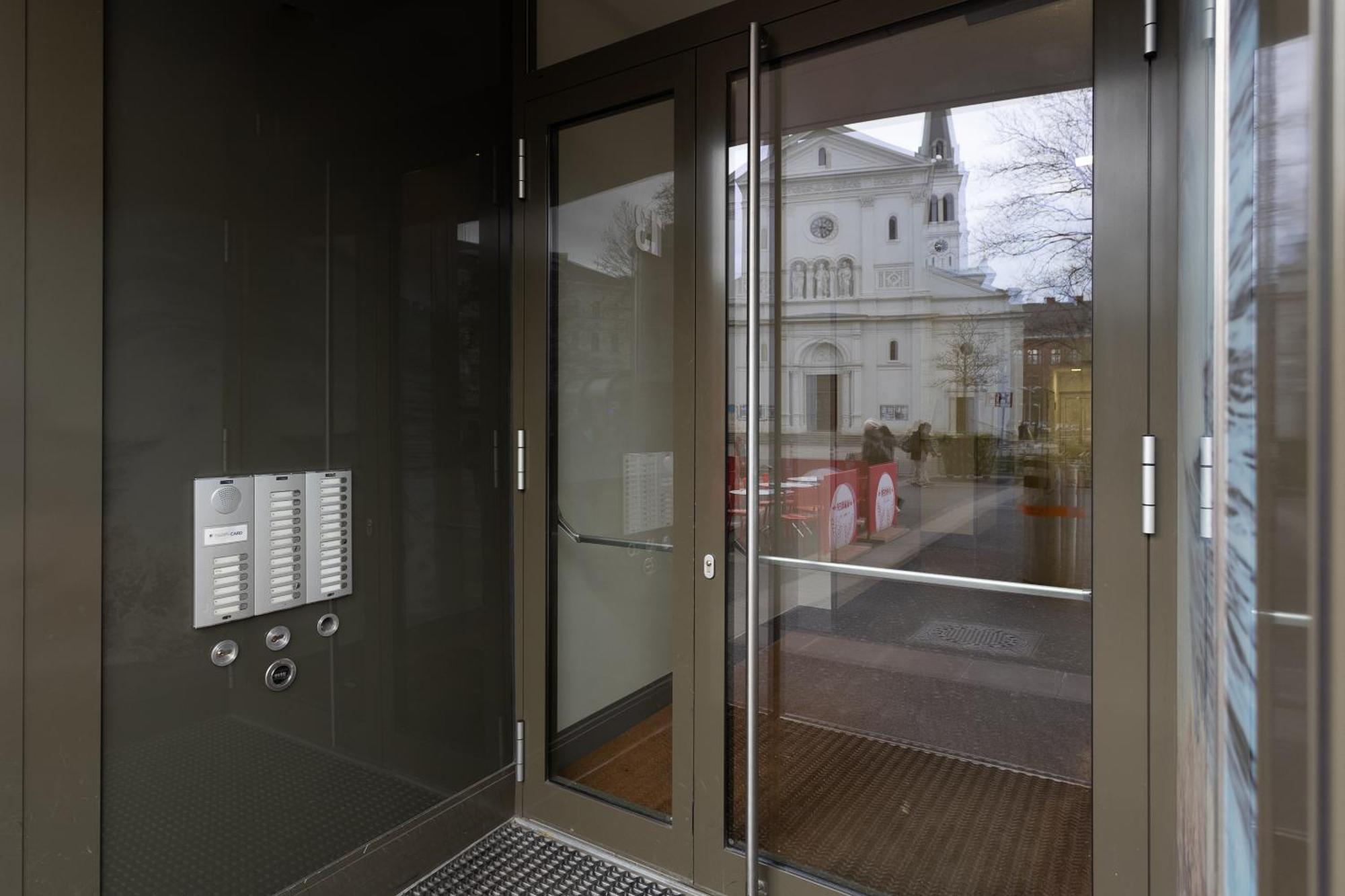 Private Room With Ac- Microwave, Personal Fridge & Metro Access - 7 Min To Center Wien Eksteriør bilde